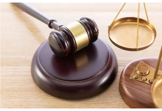 工人在施工现场摔伤致残，责任谁来担？判了！